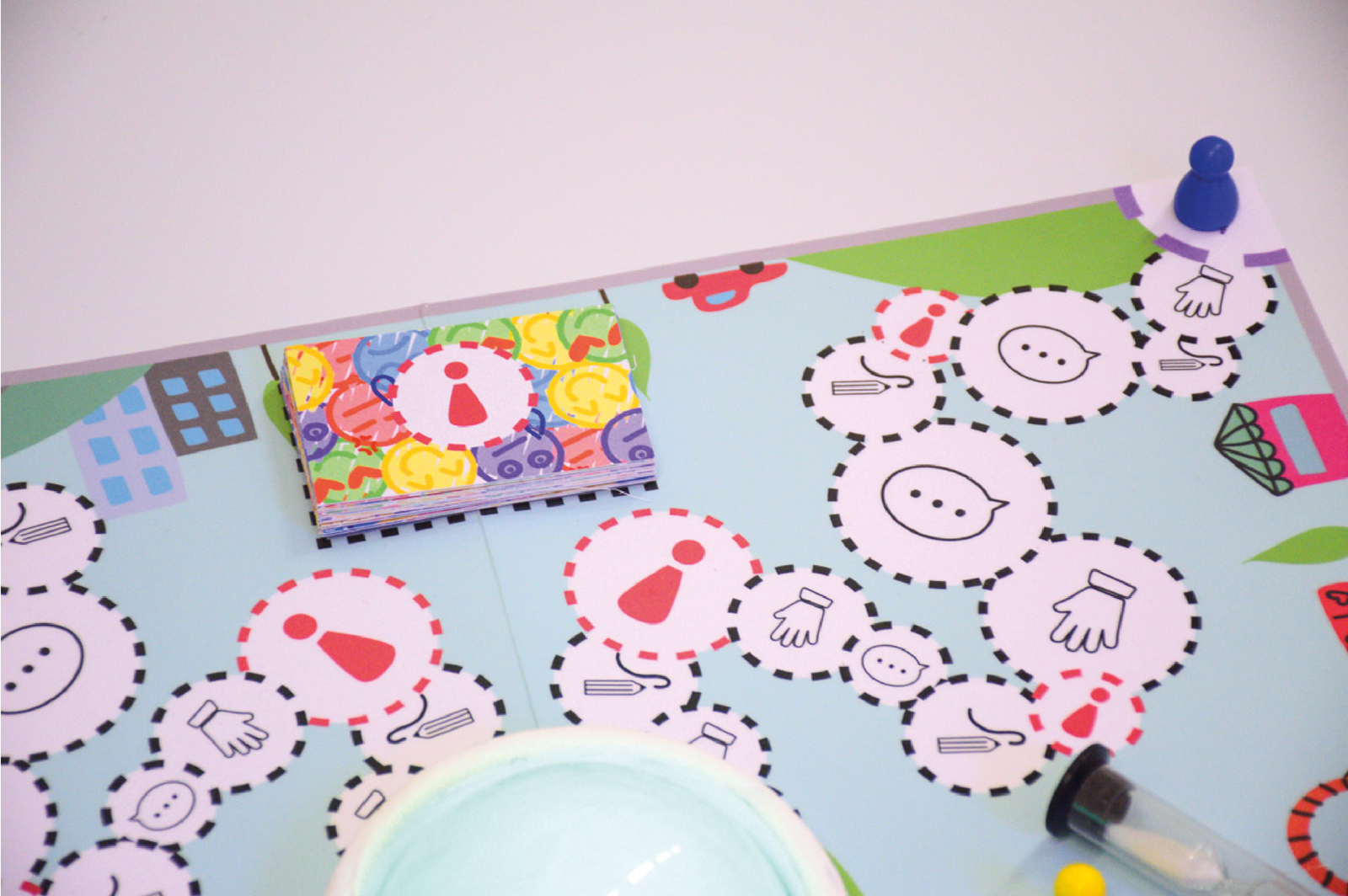 foto dettagio di un parziale di tabellone di gioco con clessidra e pedina posizionata a un angolo di partenza